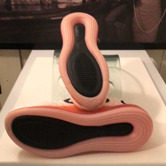 W NIKE AIR MAX 720 - Picture 4 of 8